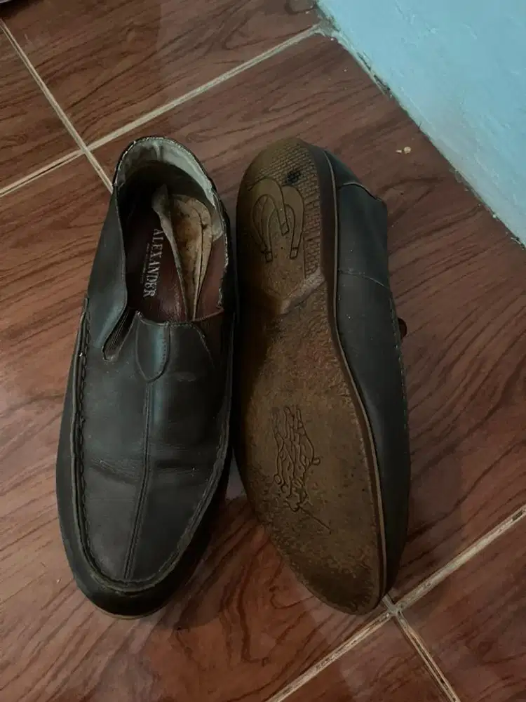 Sepatu pantofel pria