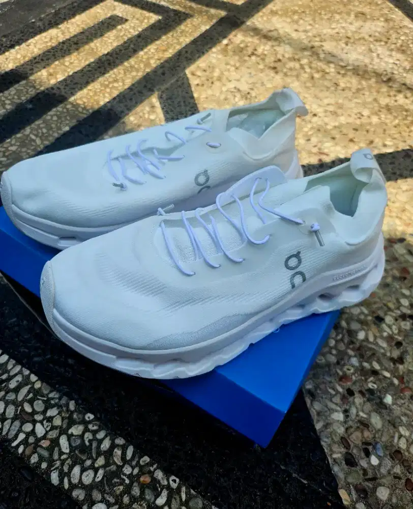 sepatu cowok HOKA UK 41 DAN 40BARU