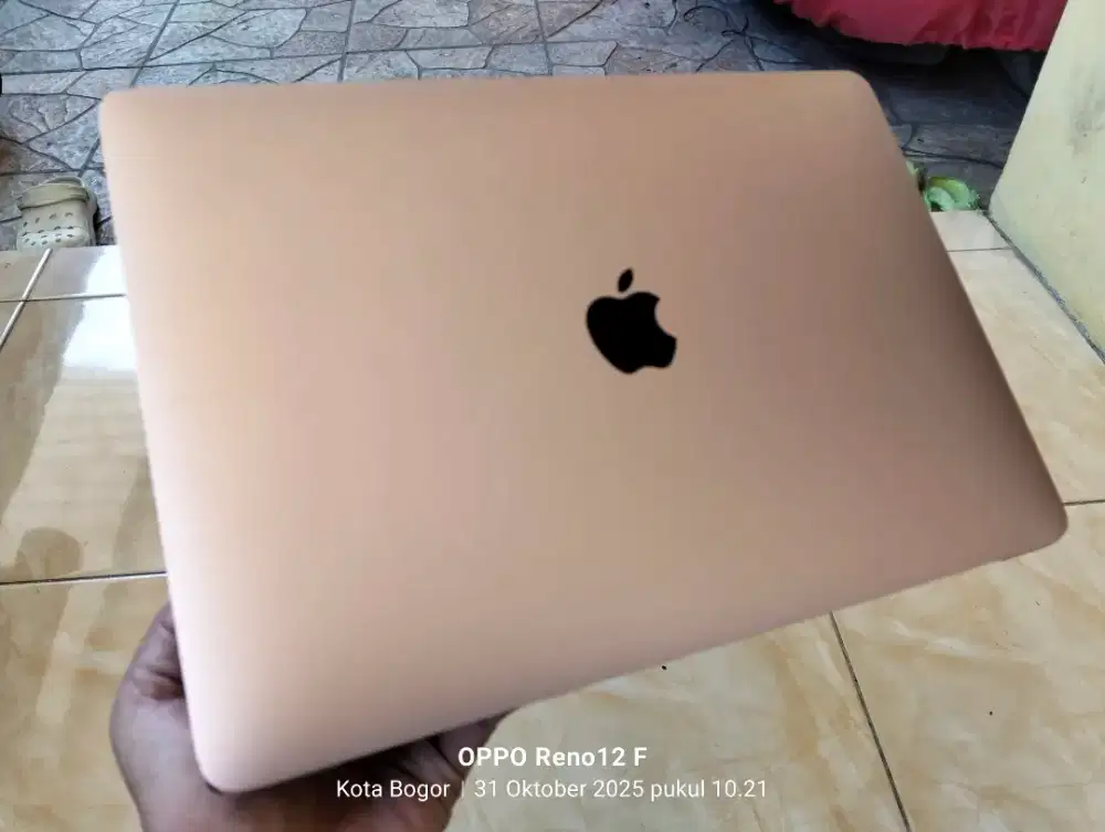 Dijual macbook air 2019 warna rose gold Ram 8GB SSD 256GB CC