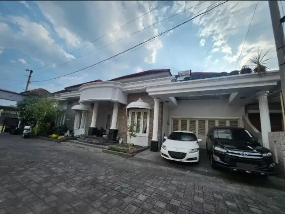 Rumah Mewah Semi Furnish Di Perumahan dekat Pusat Kota Yogyakarta