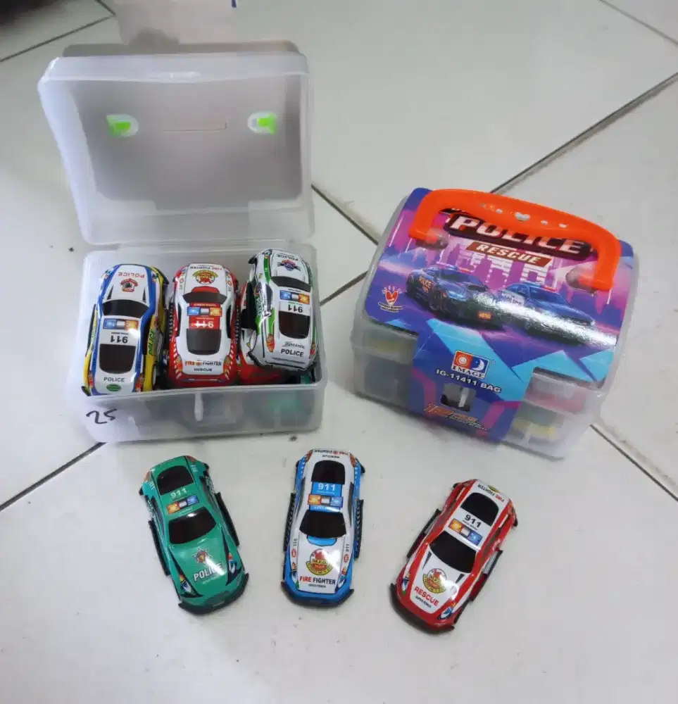 Mainan anak mobil box polisi isi 12