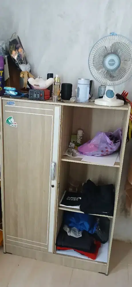 Lemari bekas mahasiswa