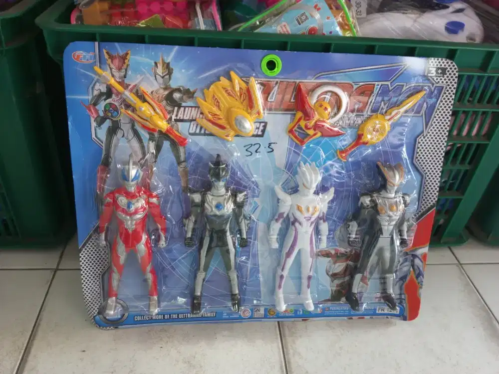 Mainan anak Ultraman isi 4