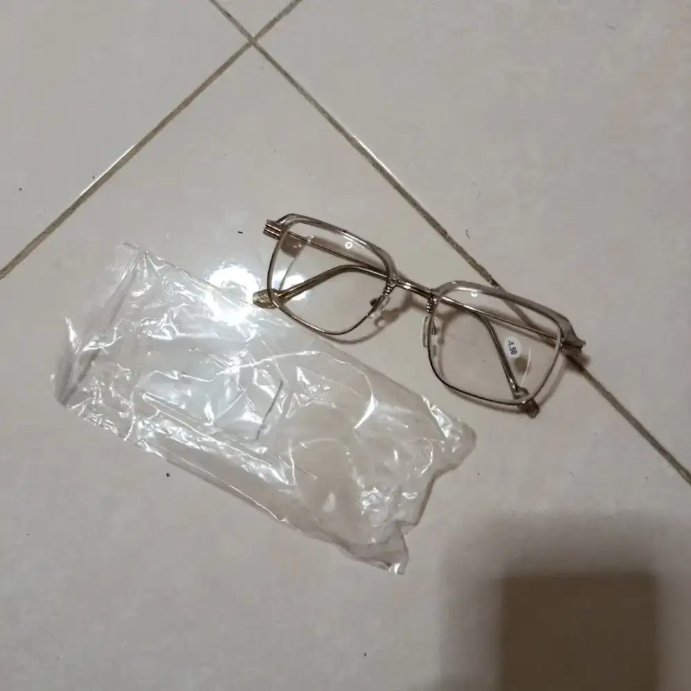 Kacamata minus 1.50