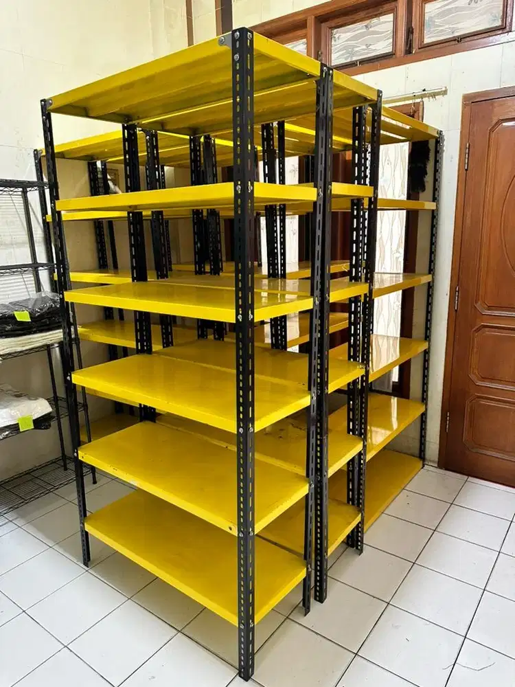 RAK BESI / KONDISI BAGUS BEKAS BAJU ONLINE SHOP