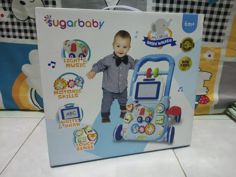 Baby Walker untuk belajar berjalan si bayi .