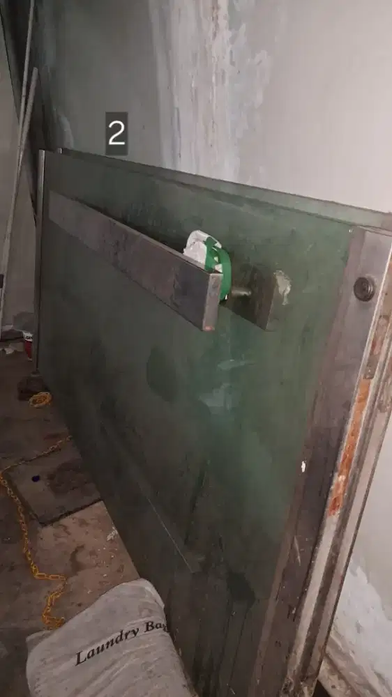 Sepasang pintu kaca bekas