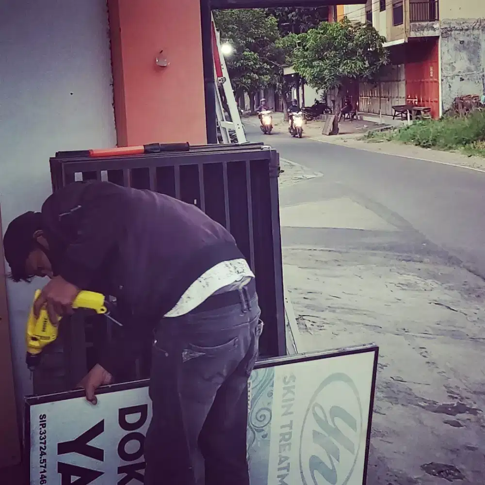 Papan nama banner mmt aneka sticker kaca buram kaca film kantor rumah