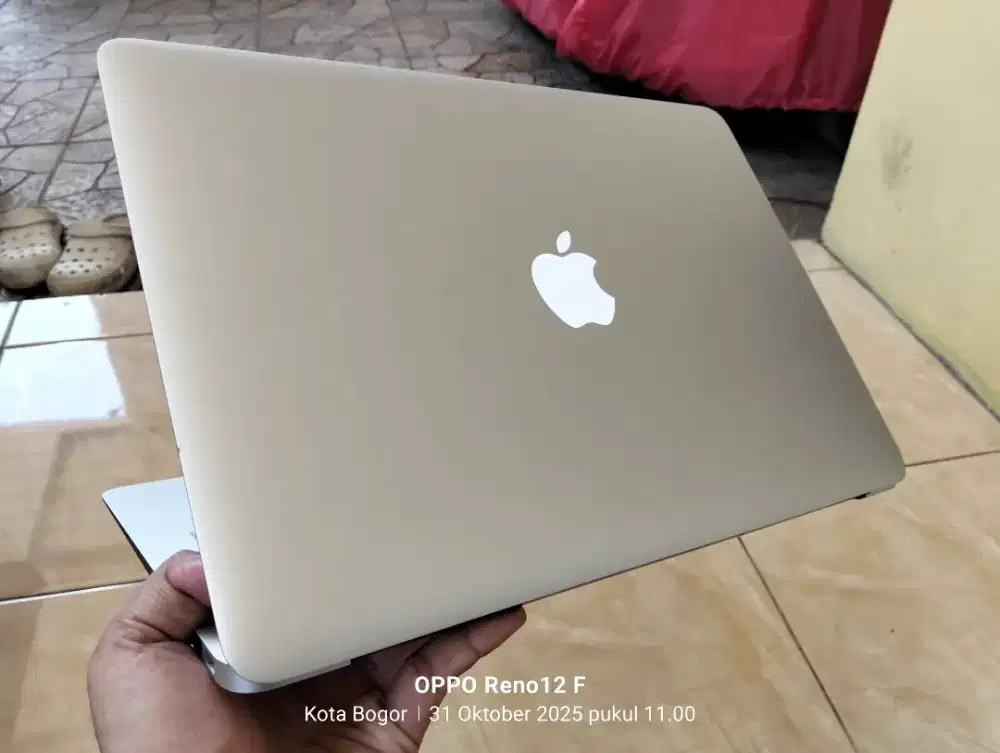 Dijual macbook Air 2017 ram 8GB SSD 128GB Batre normal CC 229 MULUS