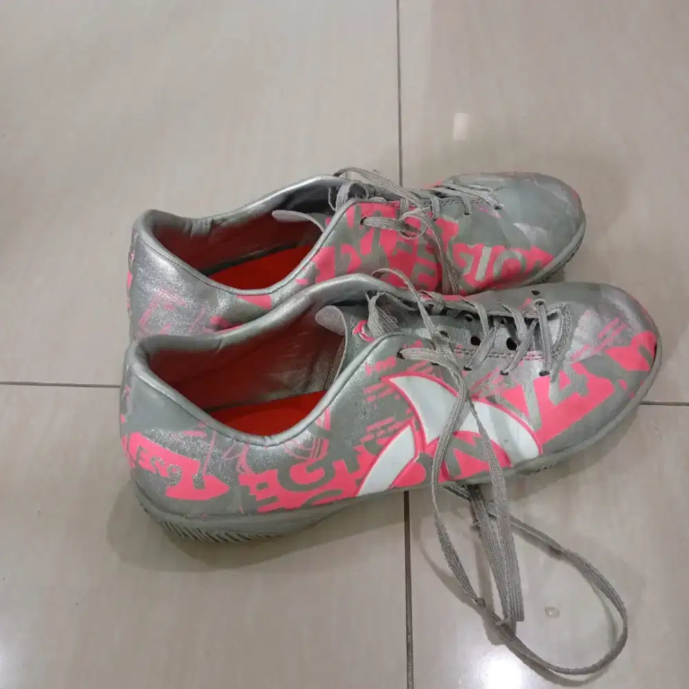 Sepatu Futsal Anak Ortuseigh Catalyst V4 Hr Pink - Second Like New