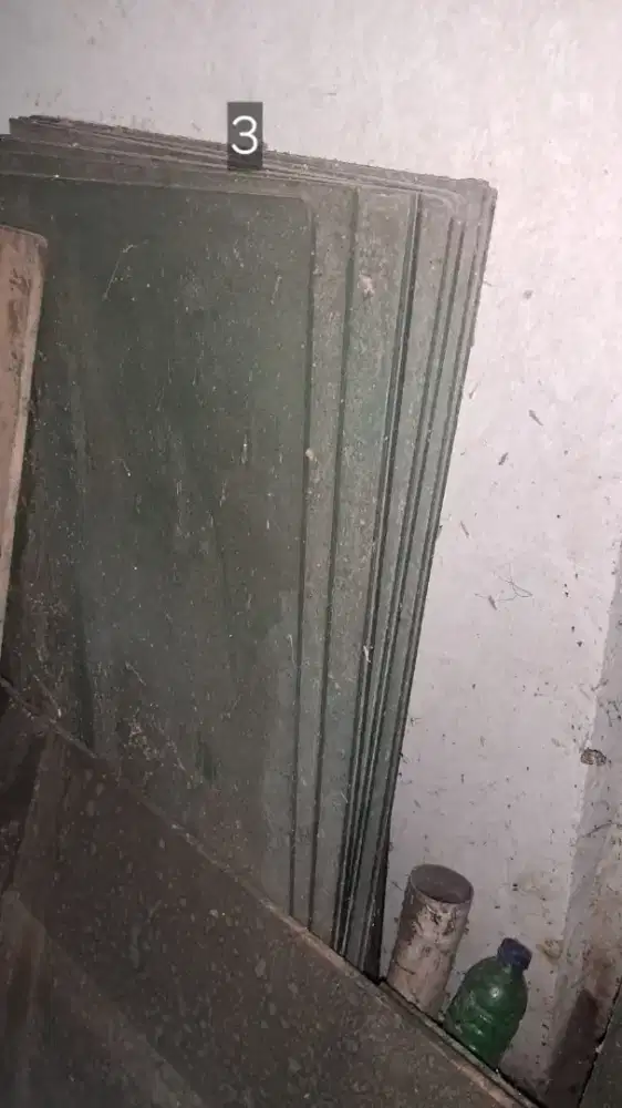 Kaca bekas beberapa lembar