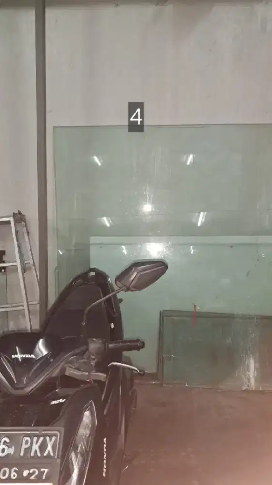 Kaca bekas tembok ruangan