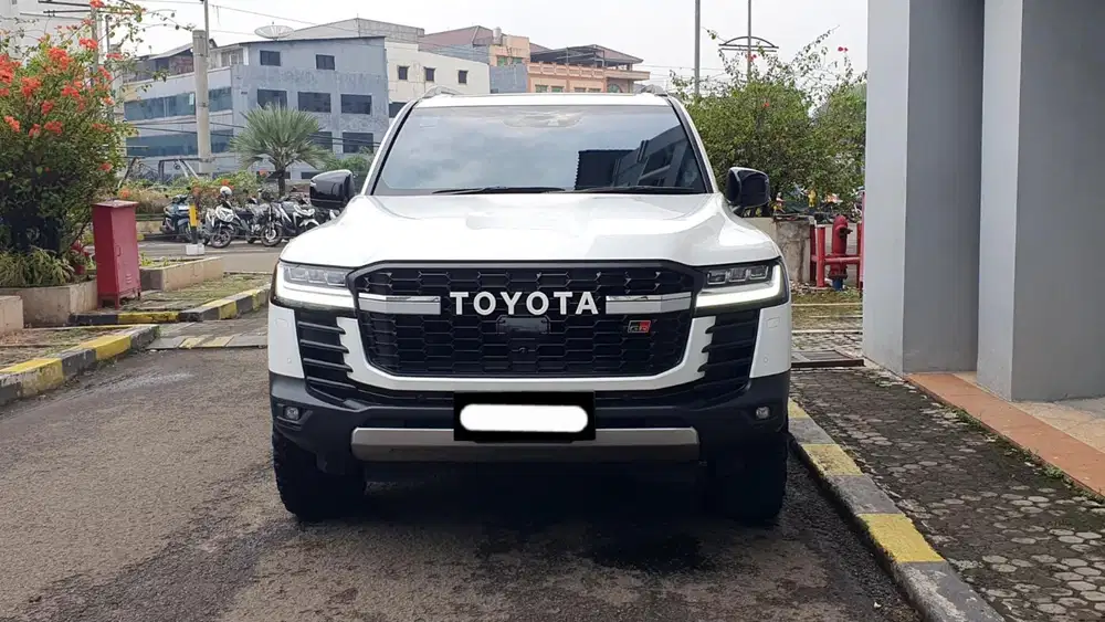 Km6rb toyota land cruiser lc 300 grs tss 2024 putih diesel matic