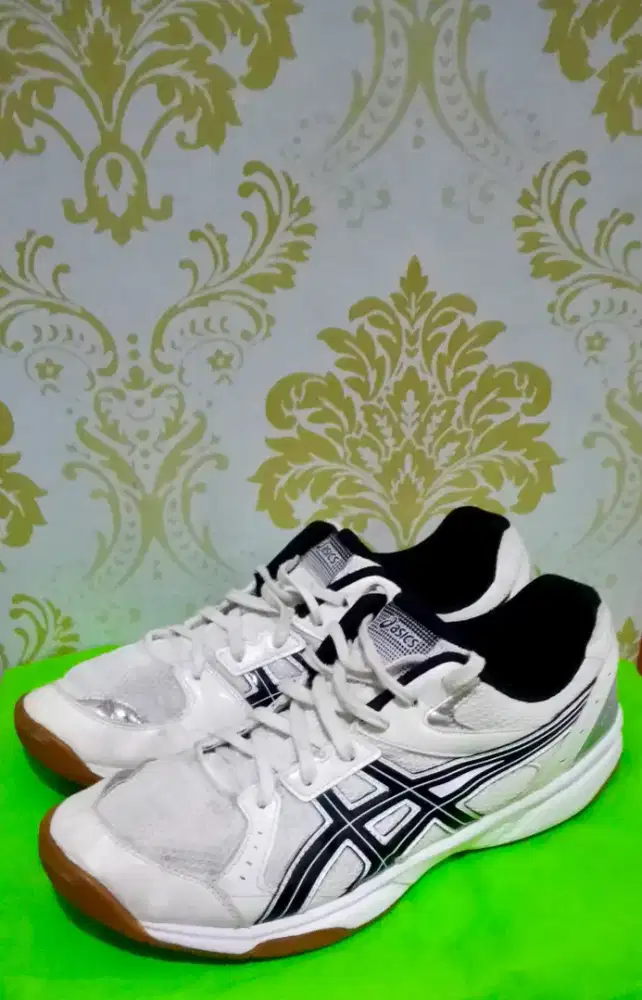 Sepatu badminton Asics