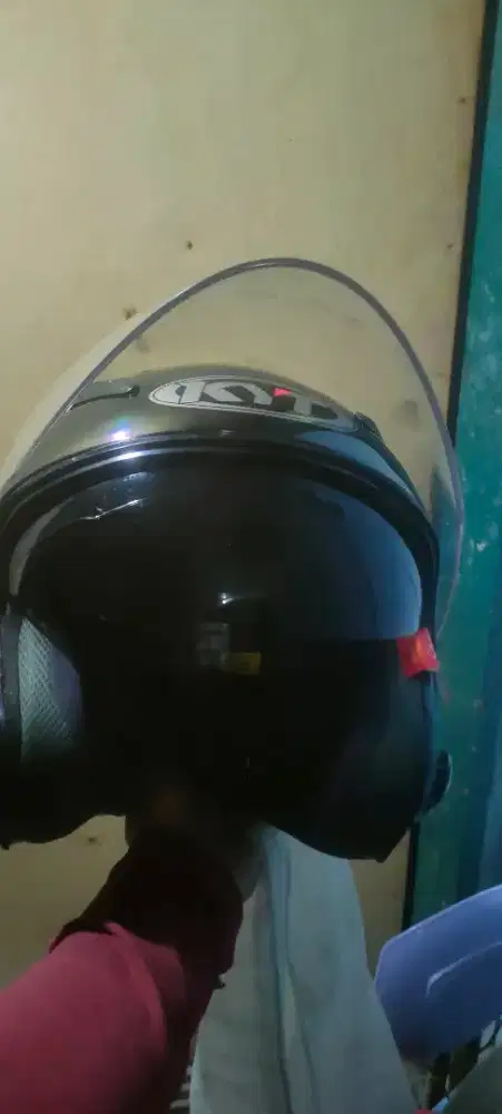 jual helm masih sperti baru mulus  KYT