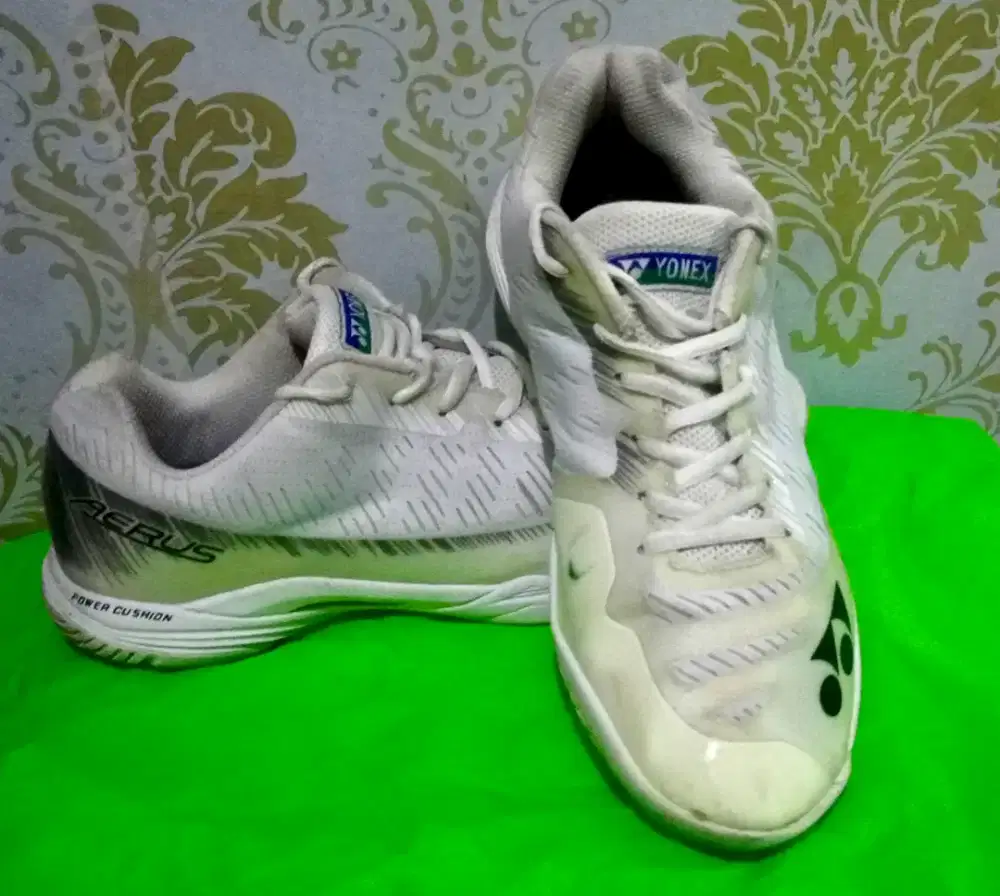 Sepatu badminton Yonex Aerus