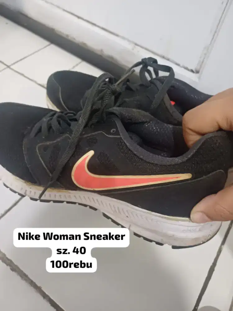 Nike women sneaker size 40