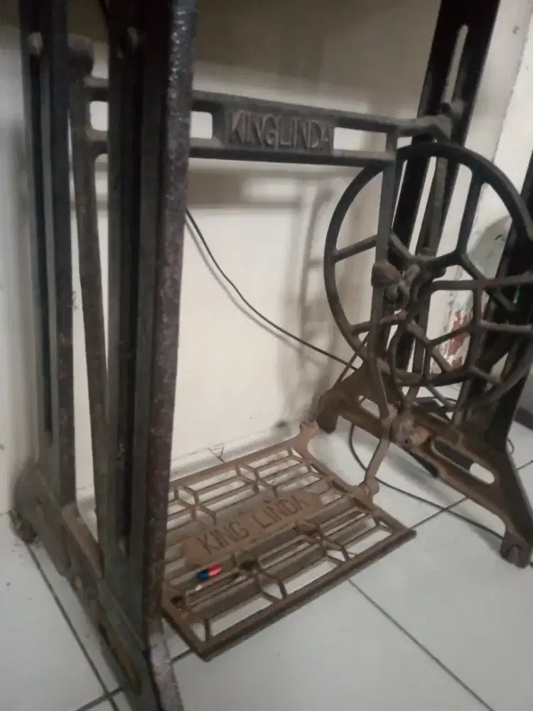 Kaki meja mesin jahit