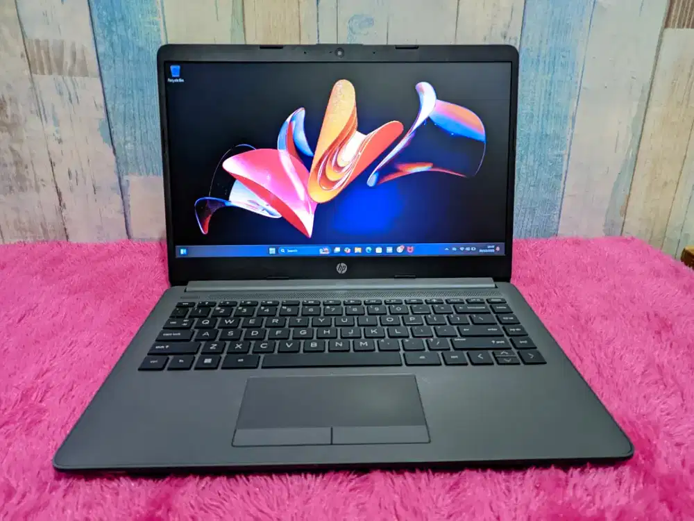 HP 245
Prosesor AMD Ryzen 5 5625U
RAM 8GB SSD 512GB