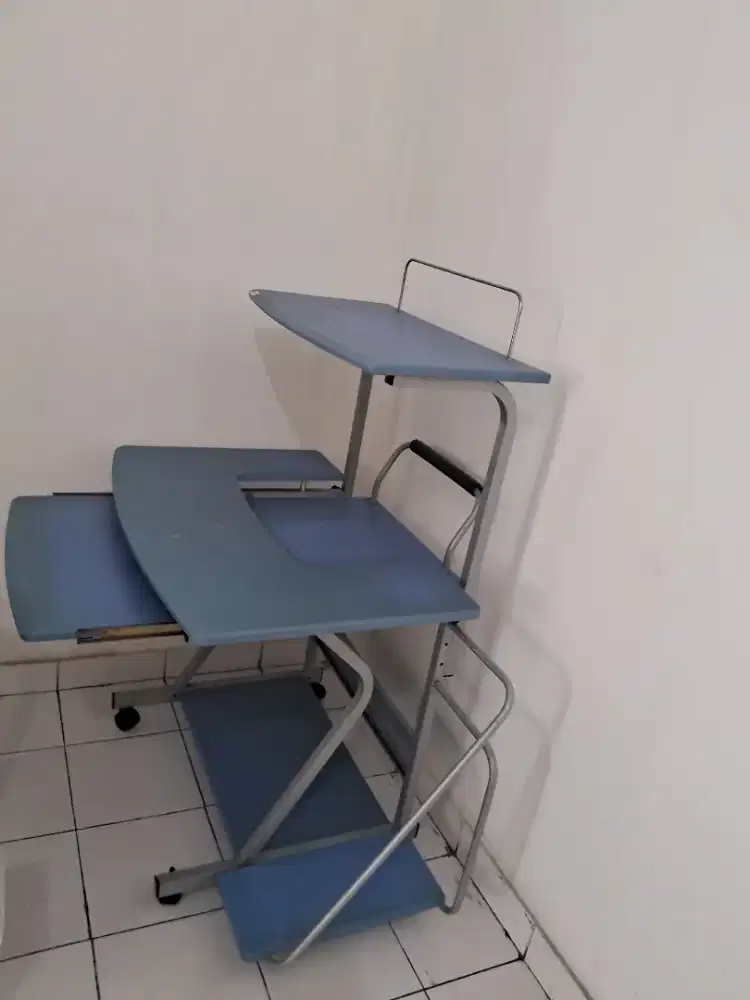 Meja Komputer yg bagian dpnnya bs ditarik maju-mundur ( utk keyboard)