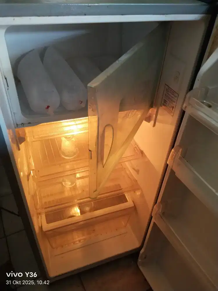 Di jual cepat kulkas 1 pintu jumbo merk politron