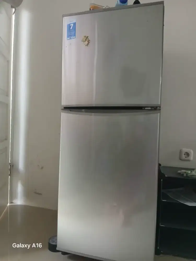 Kulkas merek aqua 2 pintu