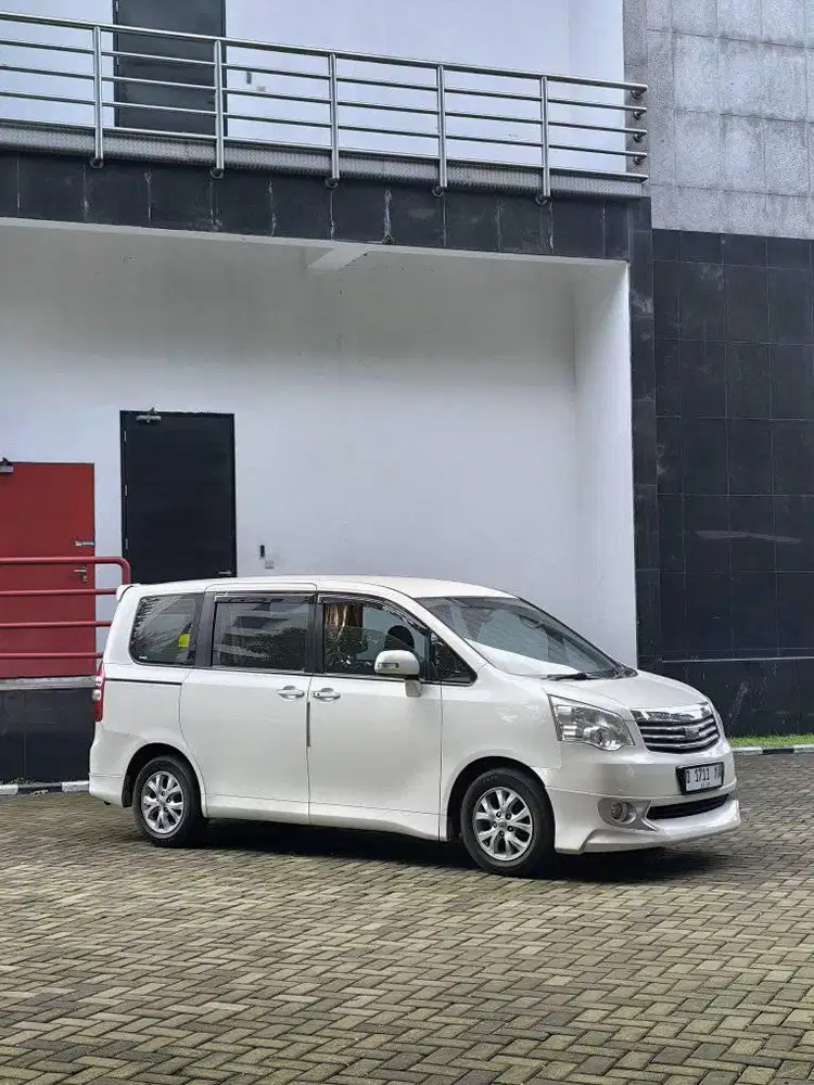 DP 14JT // TOYOTA NAV-1 V LIMITED 2.0 AT 2013 ISTIMEWA