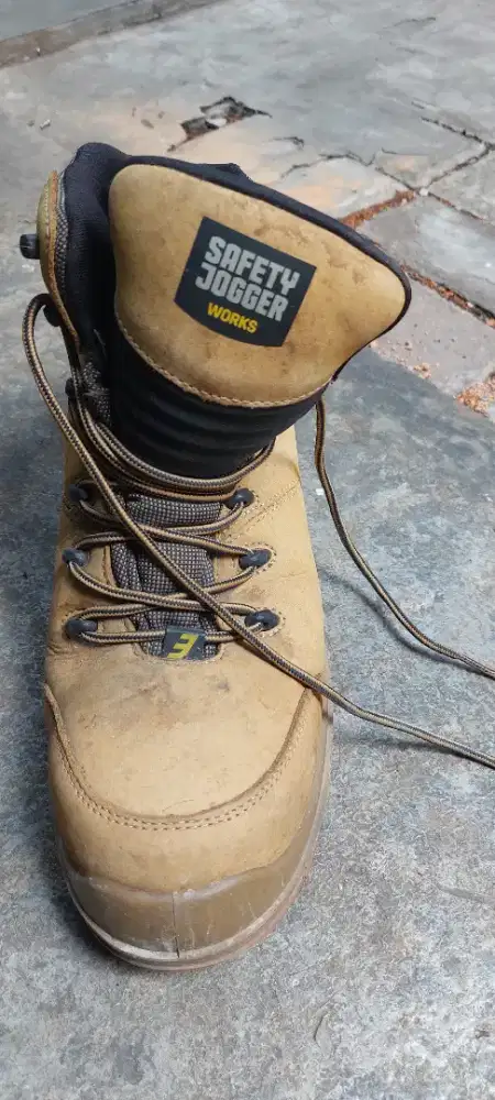 Sepatu safety Jogger