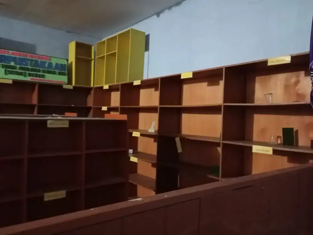 Lemari Fungsional dan Rak Kayu