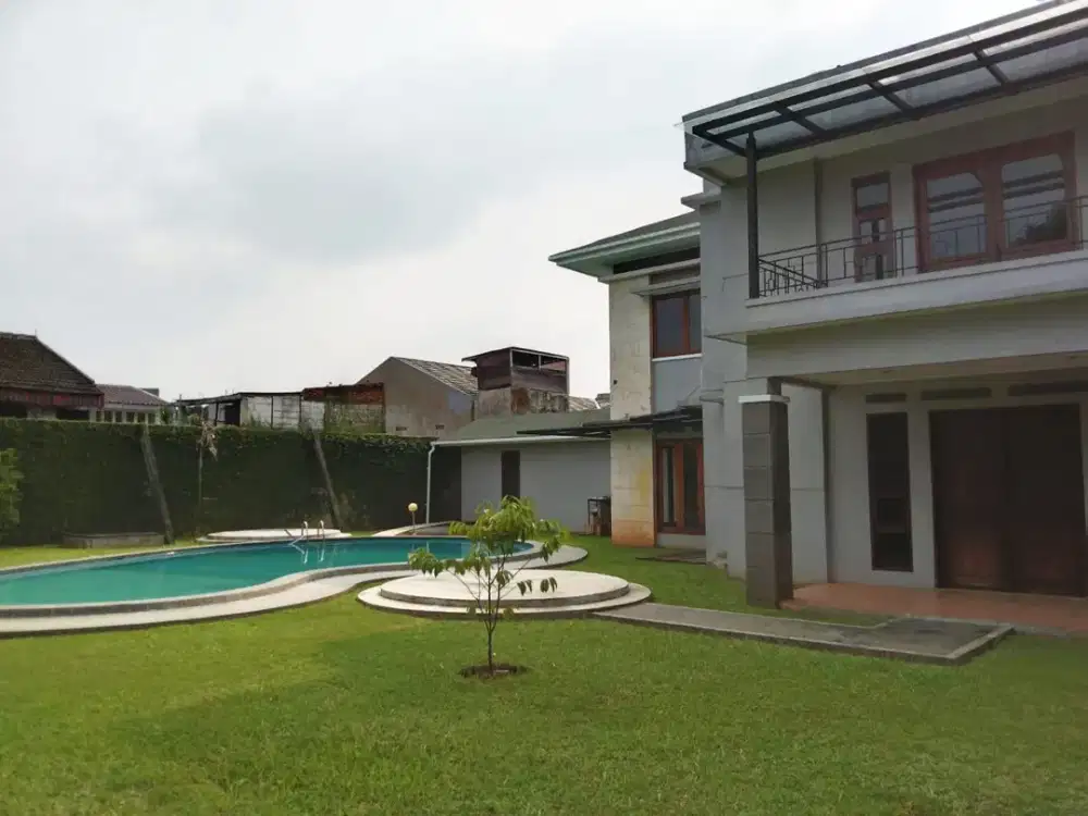 DISEWA RUMAH TINGGAL DENGAN KOLAM RENANG di Rempoa Housing, Tangerang Selatan.