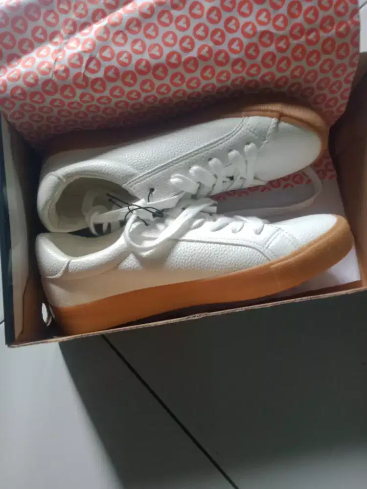 Sepatu sneaker wanita size 39