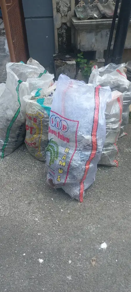 Genteng dan puing gratis