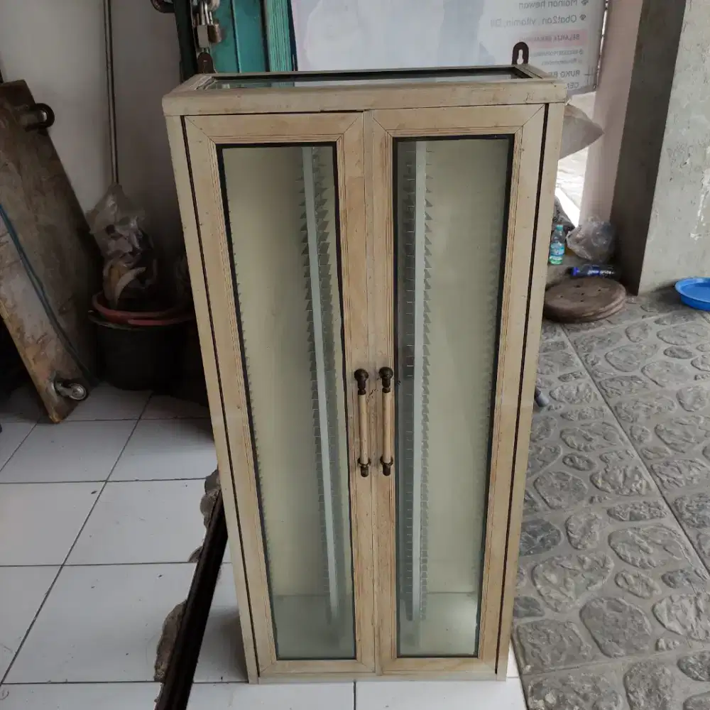 Rak etalase gantung untuk menyimpan CD/DVD