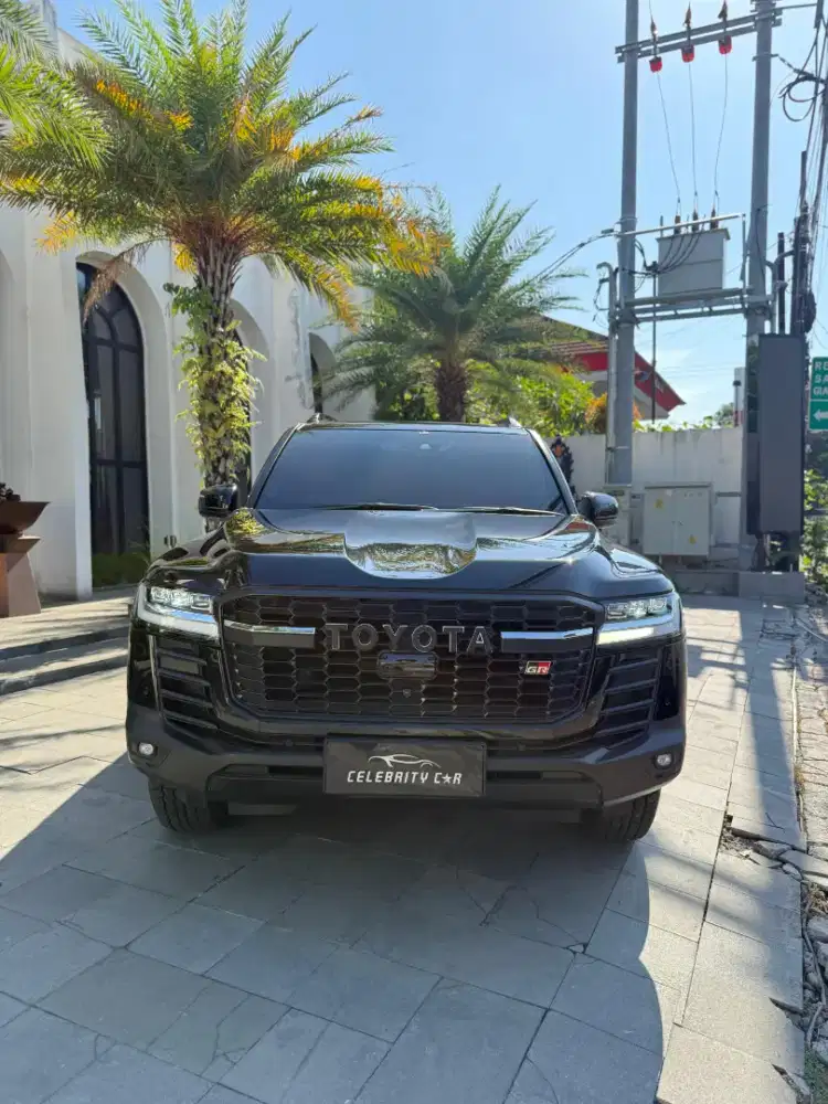 KM 18.000 an Toyota Land Cruiser 300 GR-S Diesel 4x4 2023