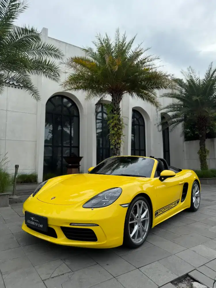 KM 10.000 an Porsche 718 Boxster Racing Yellow 2017