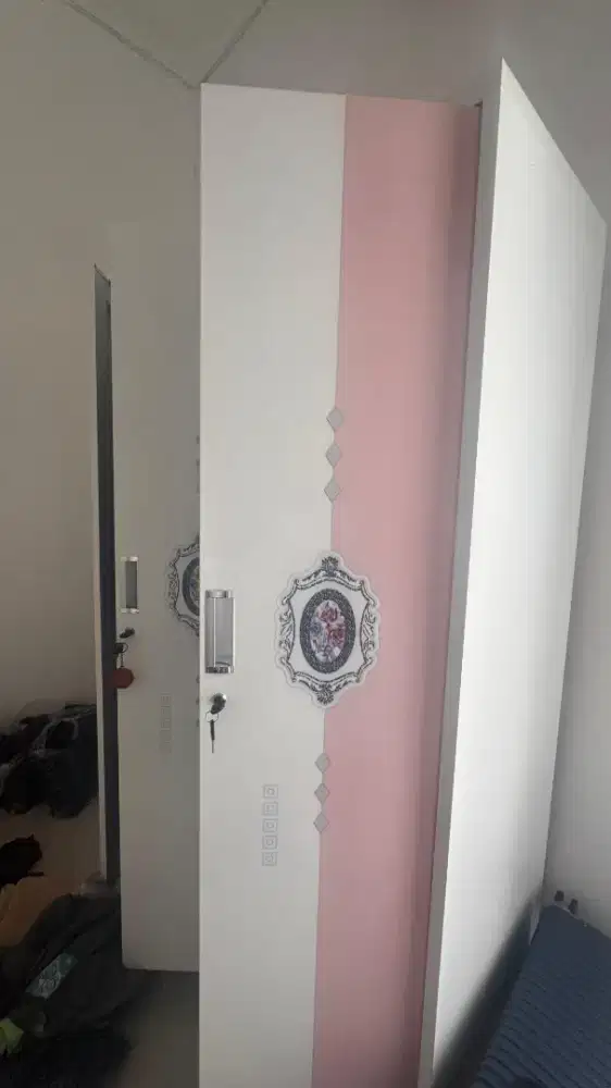 Lemari 3 pintu cantik bahan logam anti rayap desain feminin