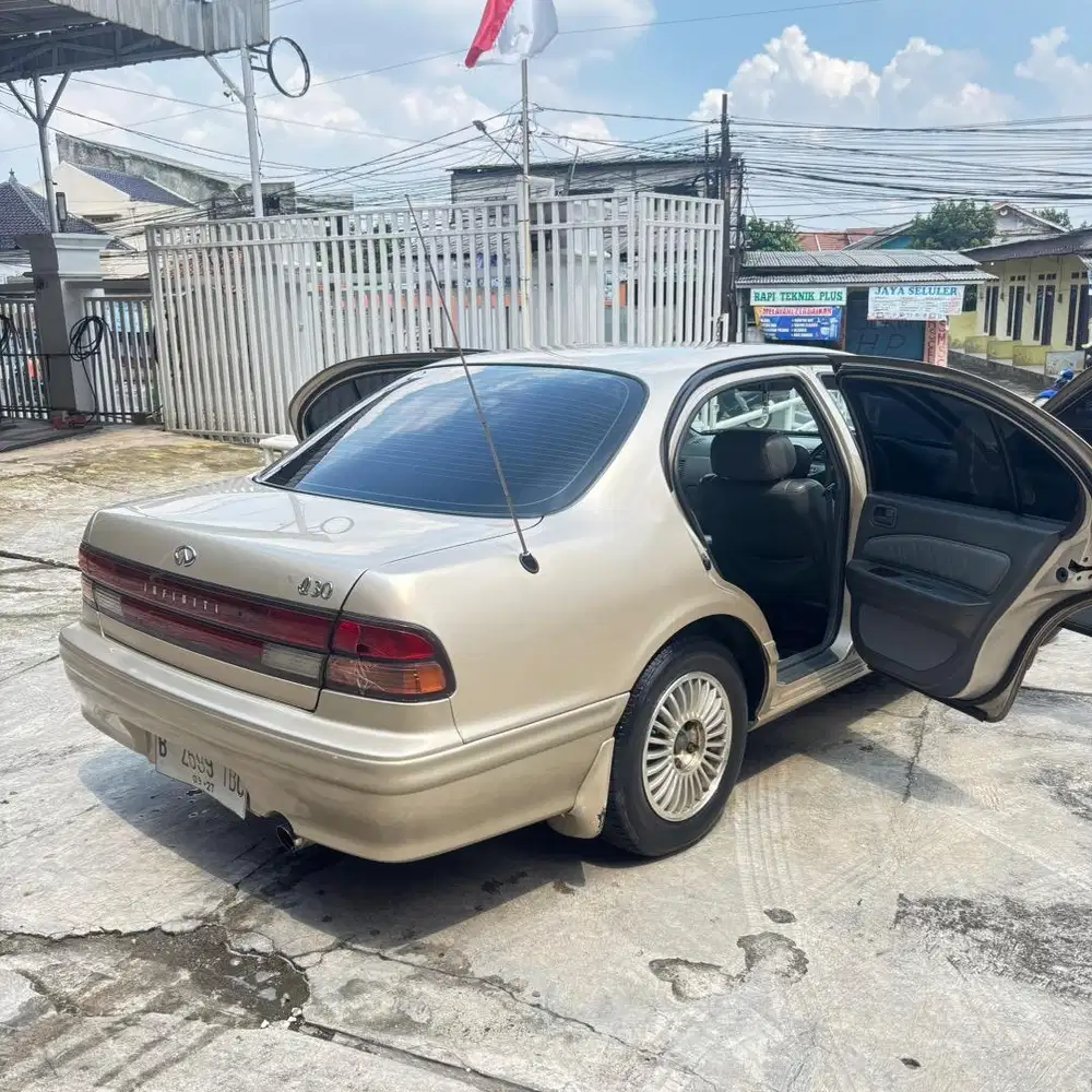 Sedan Mewah Murah