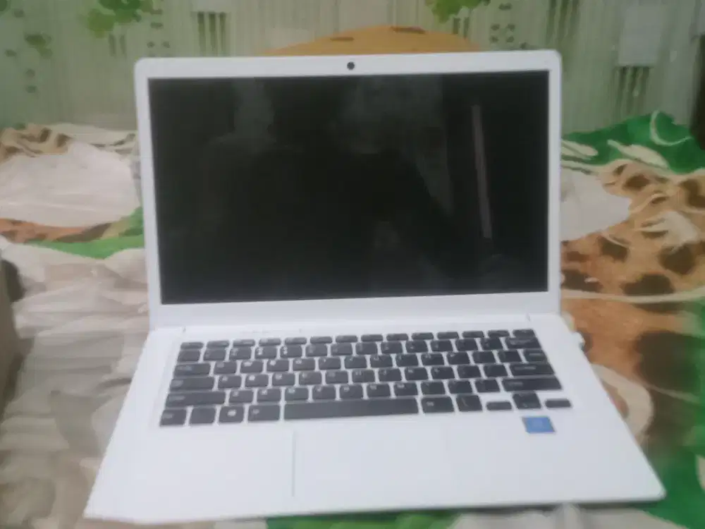 Laptop 8300 kondisi fisik mulus