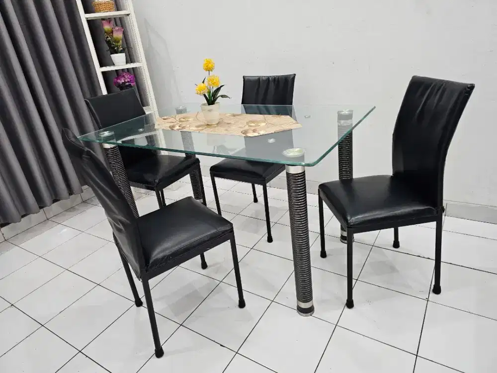 Meja makan kursi 4