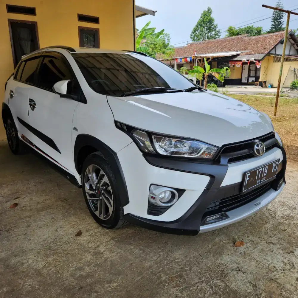 TOYOTA YARIS HEYKERS M/T 2017 PUTIH BLACK AND WHITE
