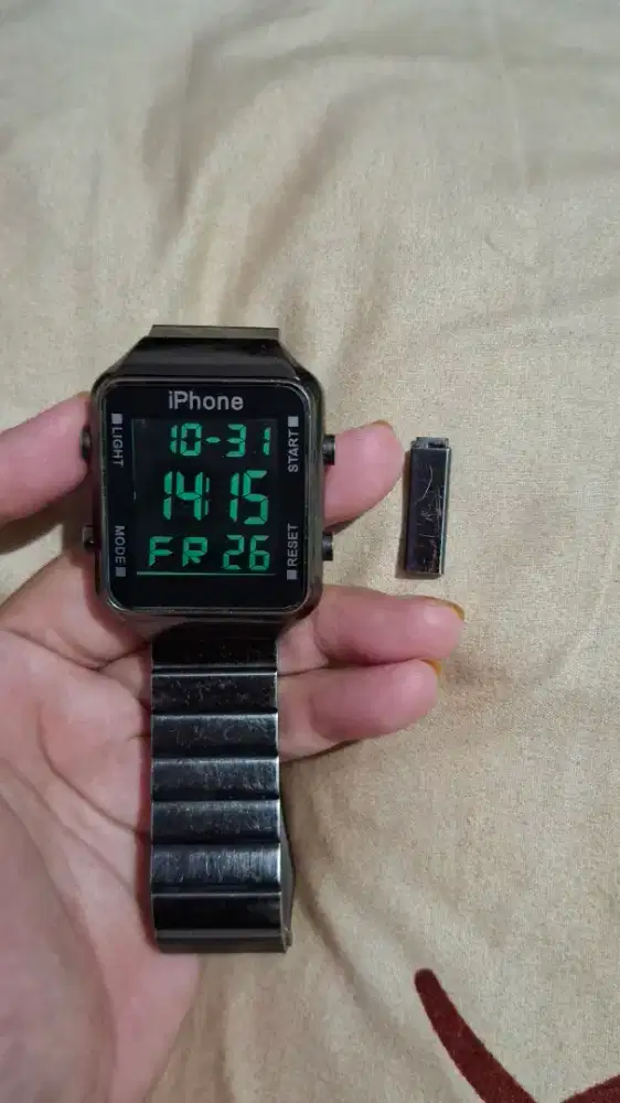 JAM TANGAN MERK IPHONE