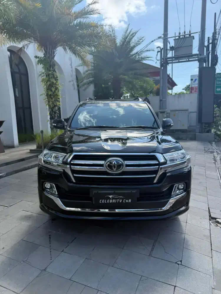 KM 26.000 an Land Cruiser VXR 200 4.5L Diesel Tahun 2019