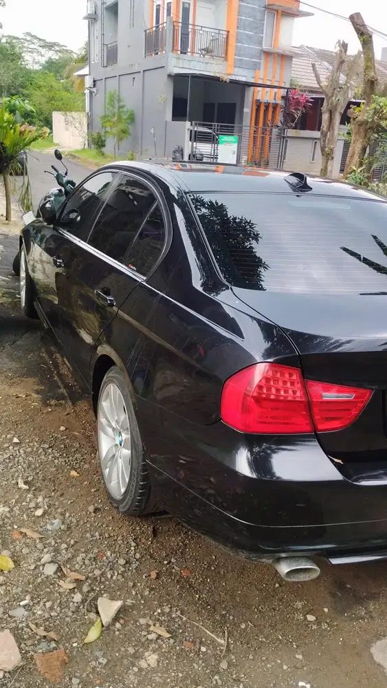 BMW 320i 2010 Bensin