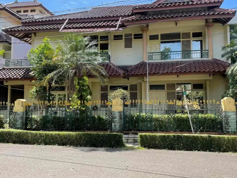 Rumah Mewah Swiming Pool Posisi Hook di Komplek Bintaro sektor 1 jaksel