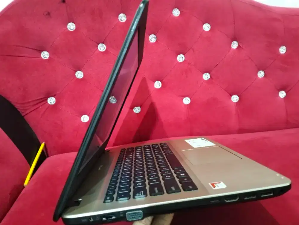 Asus x441b AMD A9 Gen 9 RAM 4 ddr4 SSD 256 windows 11 ori