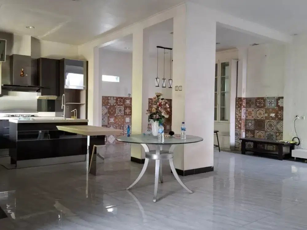 Disewakan Rumah Bagus Semi Furnished Dalam Cluster JGC Jakarta Timur