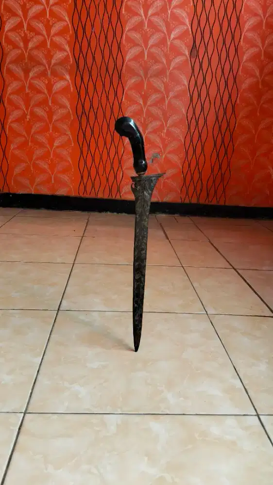Keris berdiri keseimbangan