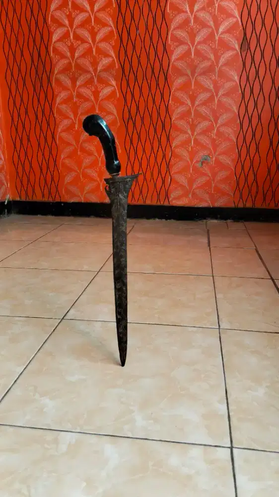 Keris berdiri keseimbangan