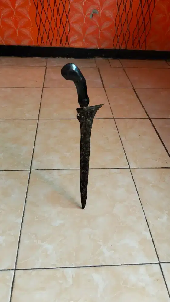Keris berdiri keseimbangan lengkap dengan warongko nya