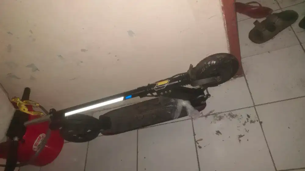 Skuter listrik (e scooter)